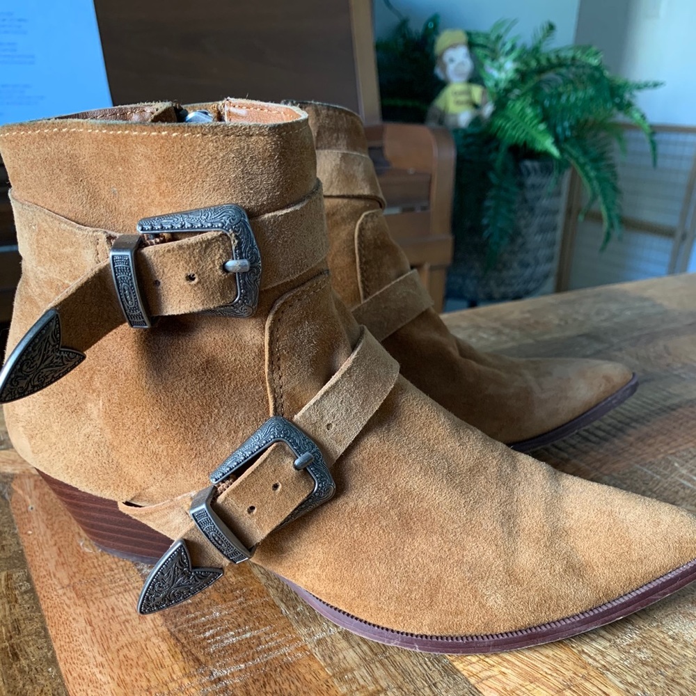 Steve Madden Camel suede boot with buckles. Size 6